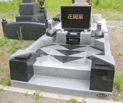 黒を基調にしたシャープなラインが特徴のオリジナルデザイン墓石