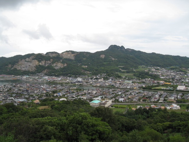 屋島から五剣山と庵治・牟礼の街並みを望む