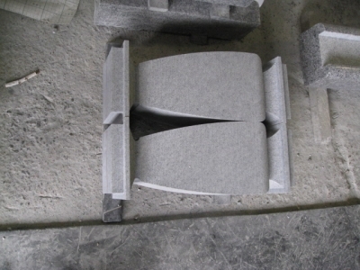 香川県「庵治・牟礼」の一流石材加工工場でつくる“角花瓶型花立”