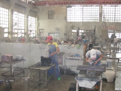 中国の石材加工工場でのバフによる研磨風景