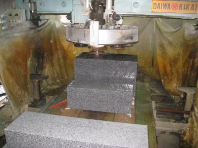 日本国内の石材加工工場での自動研磨工程