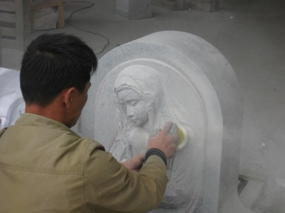 中国の彫刻専門工場における浮彫り彫刻