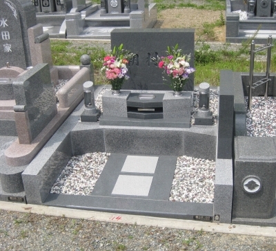 シャープなラインで形成されたオリジナルデザイン墓石