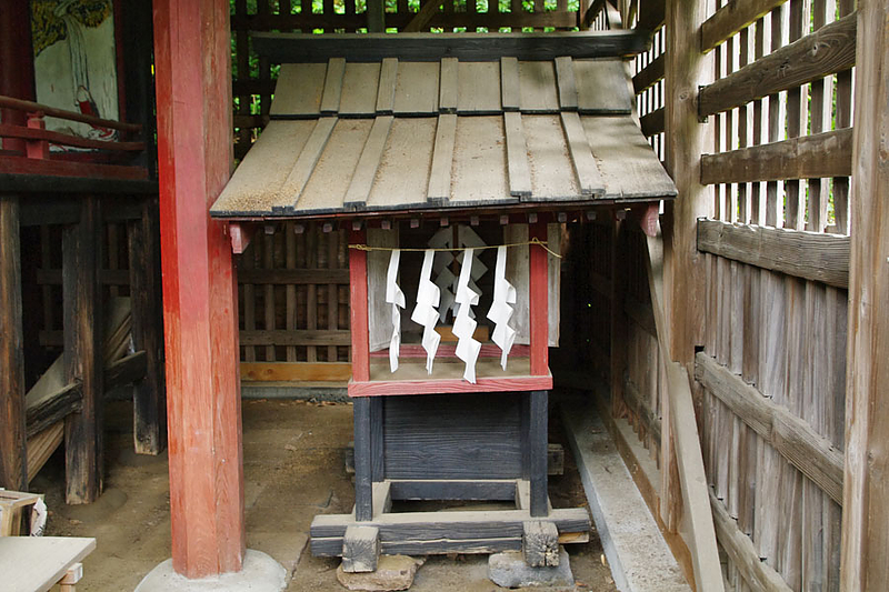 神社の裏手にある氏神様を祀る小さな祠