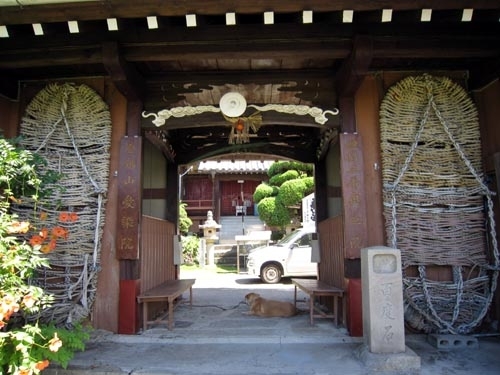 お寺の山門にある大きなワラジ