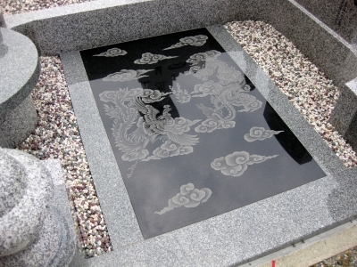 中国の伝統技術「影彫り」にて彫り上げた“龍”と“鳳凰”