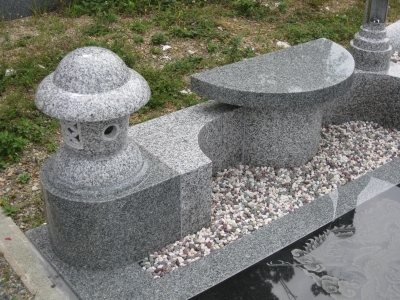 オリジナルデザインの墓前灯籠とベンチ
