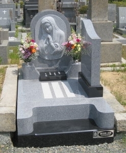 レリーフを施したオリジナルデザイン墓石