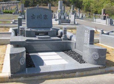 「和」の要素を取り入れた重厚感あふれるバリアフリータイプのオリジナルデザイン墓石