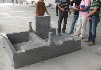 中国の石材加工工場にて外柵部材の検品