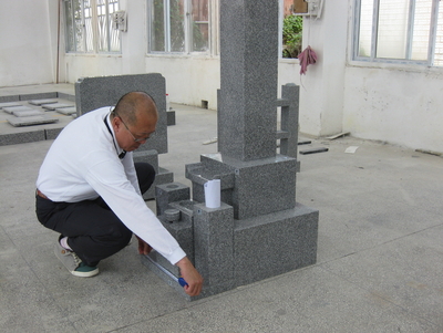 中国の石材加工工場での検品風景