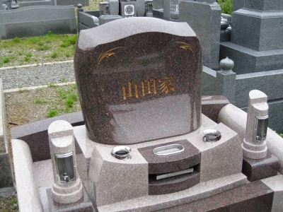 ハンドメイドならではの流れるような優美なラインで仕上げたオリジナルデザイン墓石