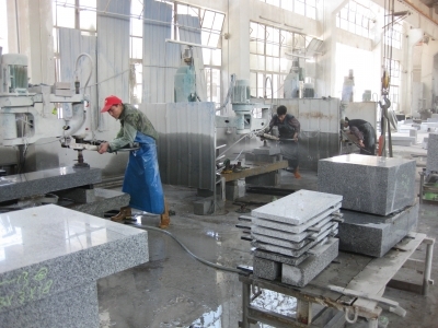 中国石材加工工場での手動研磨加工