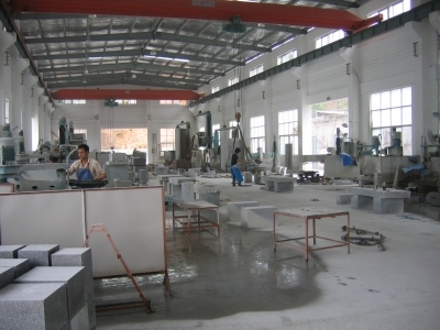 ▲中国・福建省の石材加工工場内部。