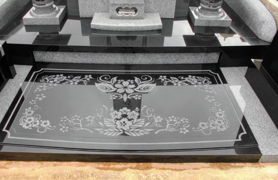 墓石に彫刻する 花柄などの模様選びも重要なデザイン要素の一つ 1級お墓ディレクター 能島孝志 マイベストプロ神戸