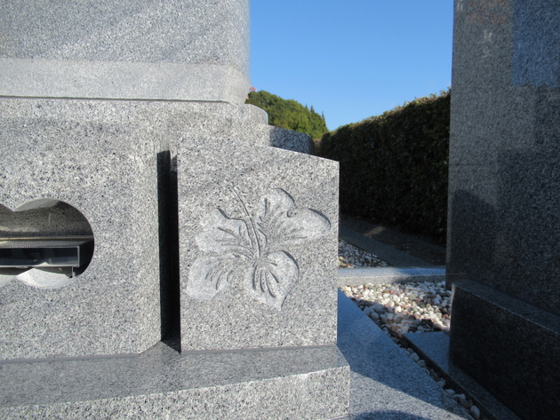 右側の墓石花立には、ハイビスカスを彫刻。