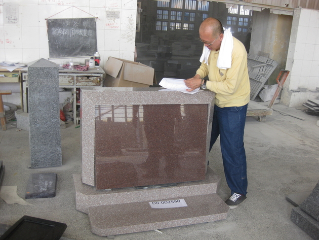 中国の石材加工工場での製品加工検品（その4）