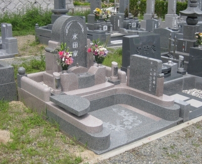墓石本体と共通イメージにてデザインされた霊標(墓誌）とベンチ