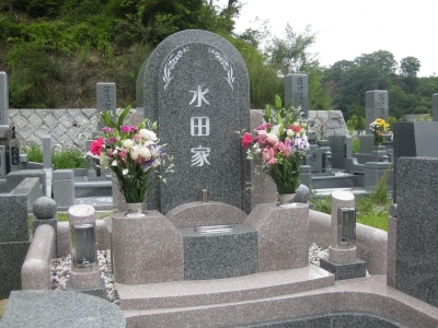 グラフィックデザイナー・大塚勉氏デザインの墓石