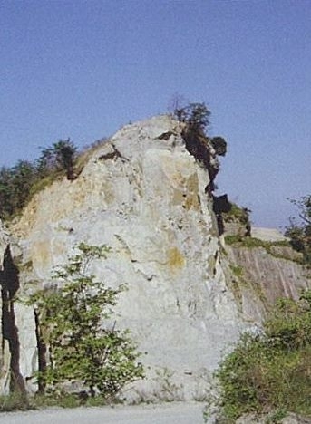 庵治石の産地・女体山