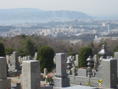 神戸市立鵯越墓園から明石海峡大橋を望む