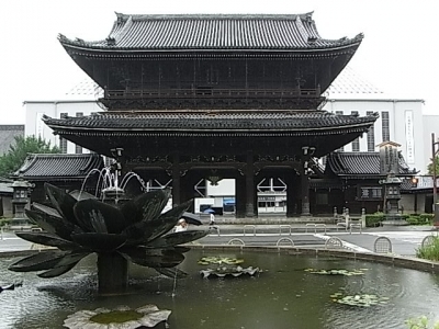 京都三大門の一つ、東本願寺の御影門