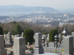 神戸市立鵯越墓園から明石海峡大橋を望む