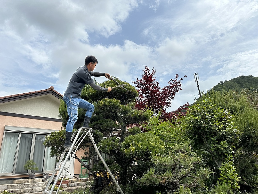 学生時代に家業の造園を手伝い、現在は外構やエクステリア、解体、廃棄物の撤収など、家周りのさまざま施工に対応