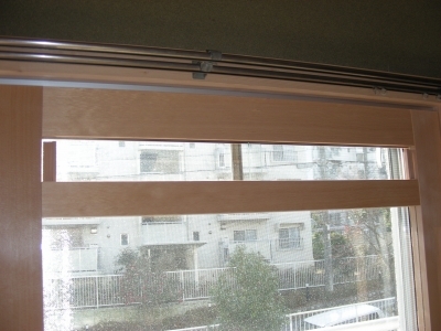 換気小窓のある木製二重サッシ