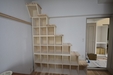 梁の出も利用する「とことんオーダー家具」― ロフト用階段＆本棚