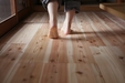 節のある床板は、無節の床板に比べて収縮しにくい