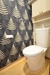桧床トイレにも大胆な柄の壁紙が似合います！