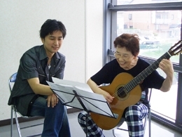 文化センターでもギターのレッスンを開講している岡崎さん