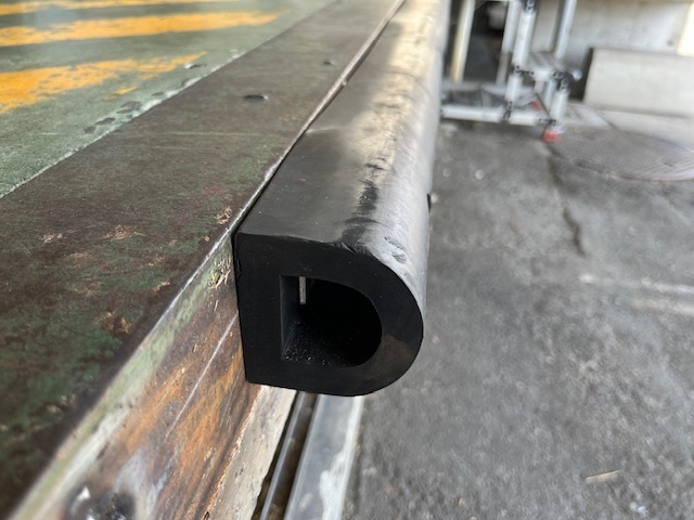 D型ゴムバンパー　中空式　カーストッパー　工事