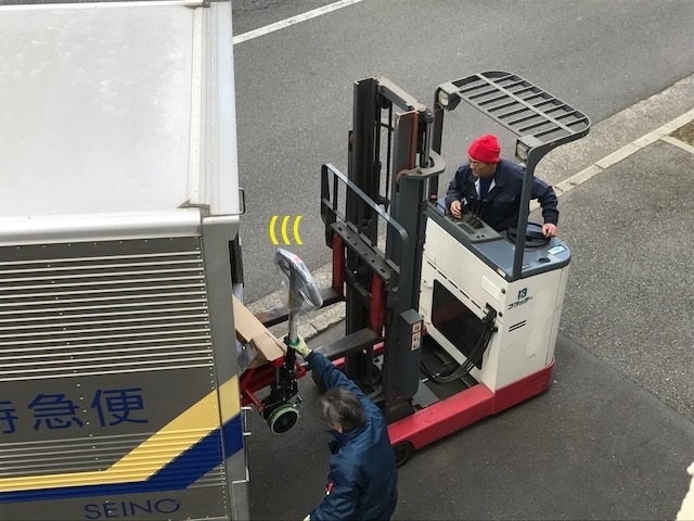 ハンドリフト　荷受け　車上渡し