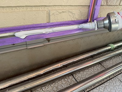 外壁塗装のコーキング打ち替え作業