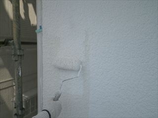 外壁中塗り砂骨ローラーパターン塗り