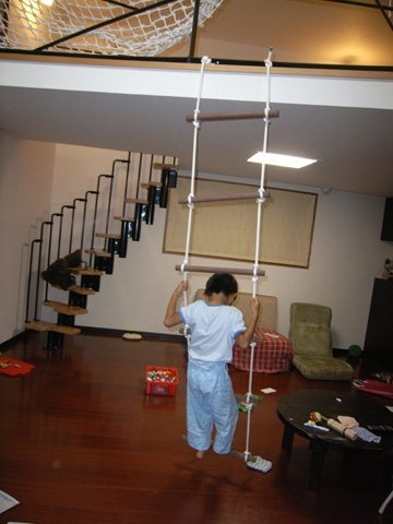 家の中で遊ぶ縄ばしご
