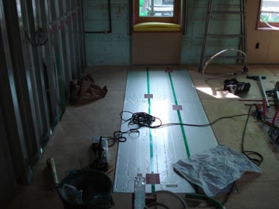 ガス温水式床暖房の施工状況写真