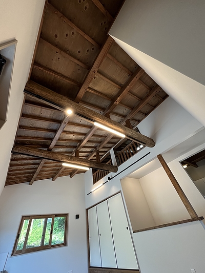 住居とギャラリーを併設した山麓の平屋