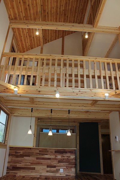 大きな吹き抜けのある2階建てのご紹介