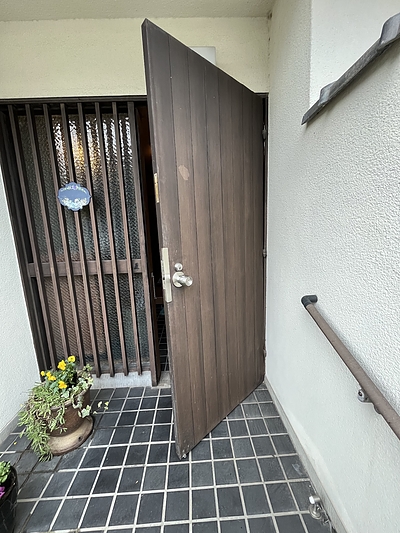 木製玄関扉の修理を行いました。