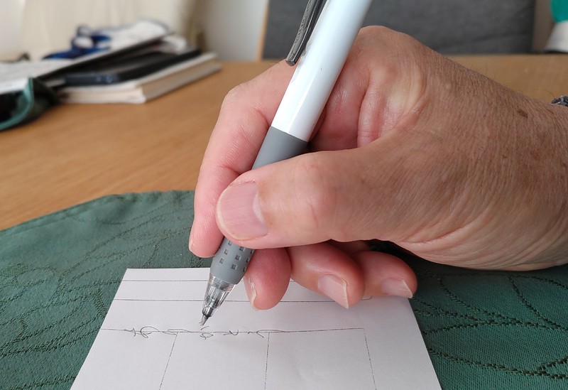 人差し指が『くの...