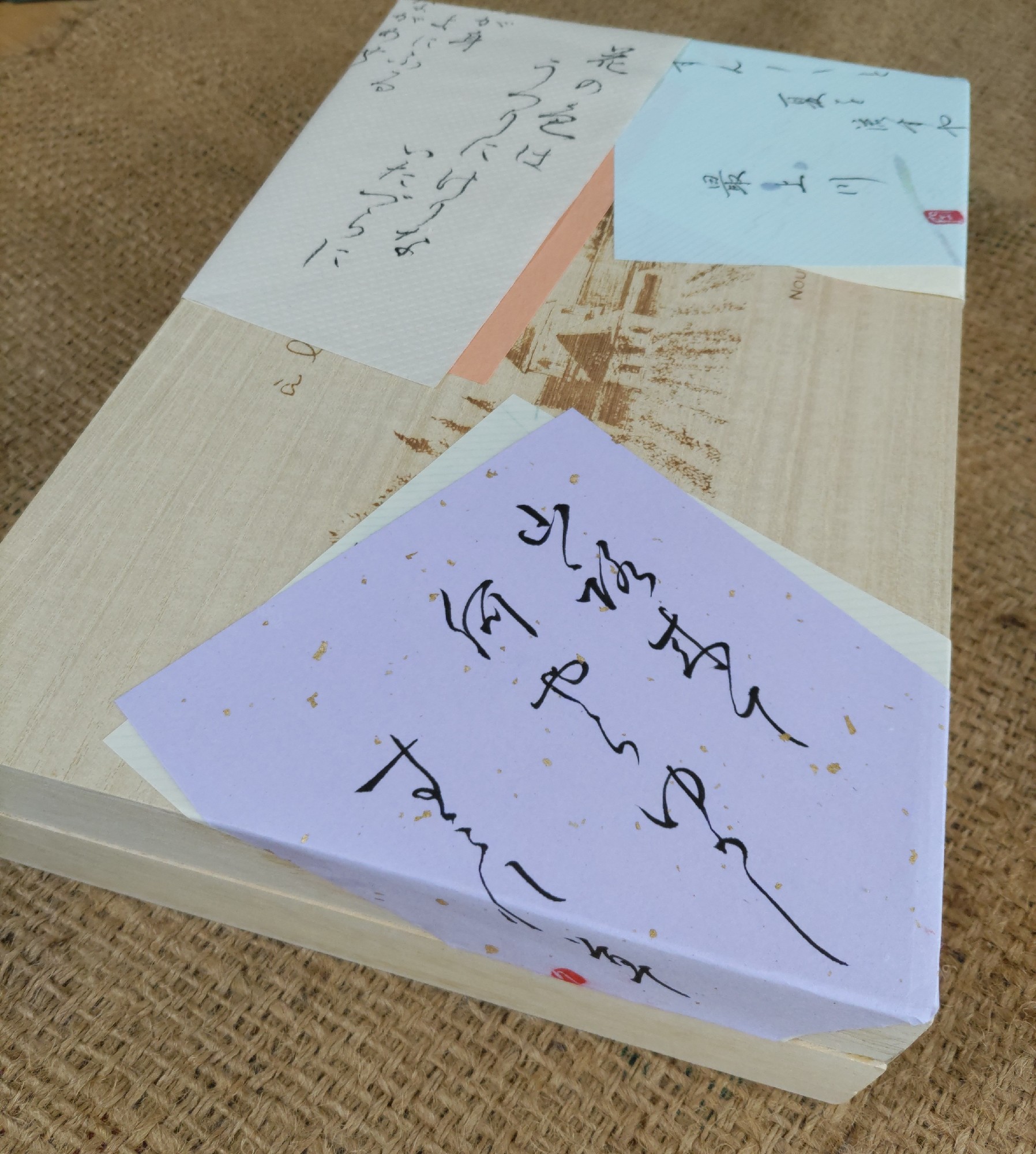 桐の菓子箱に色紙を貼りつけ