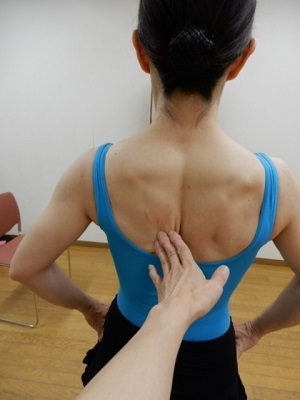 肩甲骨の位置の差