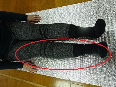 体育座りから長座にした時の脚1