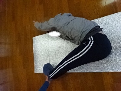 床に寝て立位体前屈2