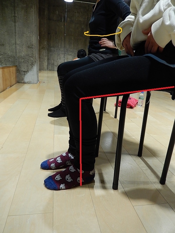 椅子に座って脚の流れを覚える