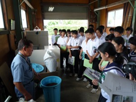 地元中学校のエコ現地学習の様子