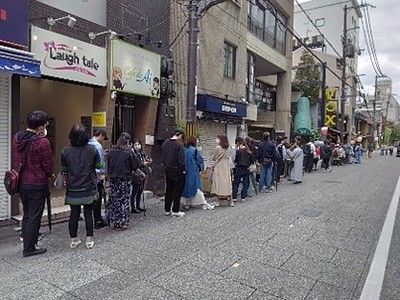 早朝から長蛇の列のステーキ店